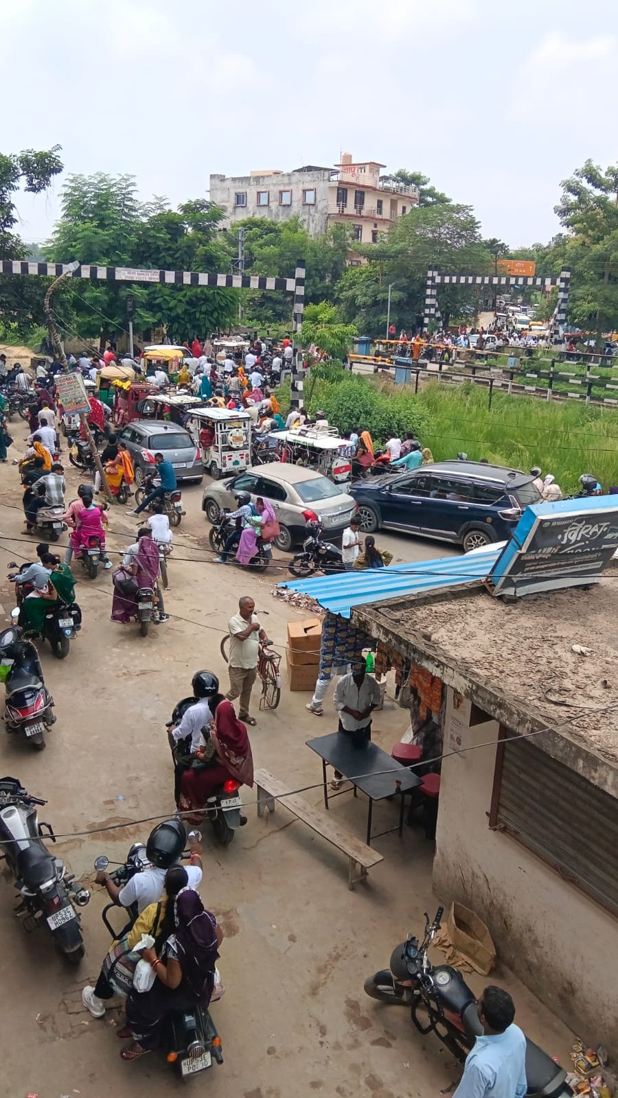 पीपीगंज-तिघरा रेलवे क्रॉसिंग पर घंटों लगा जाम, राहगीर परेशान