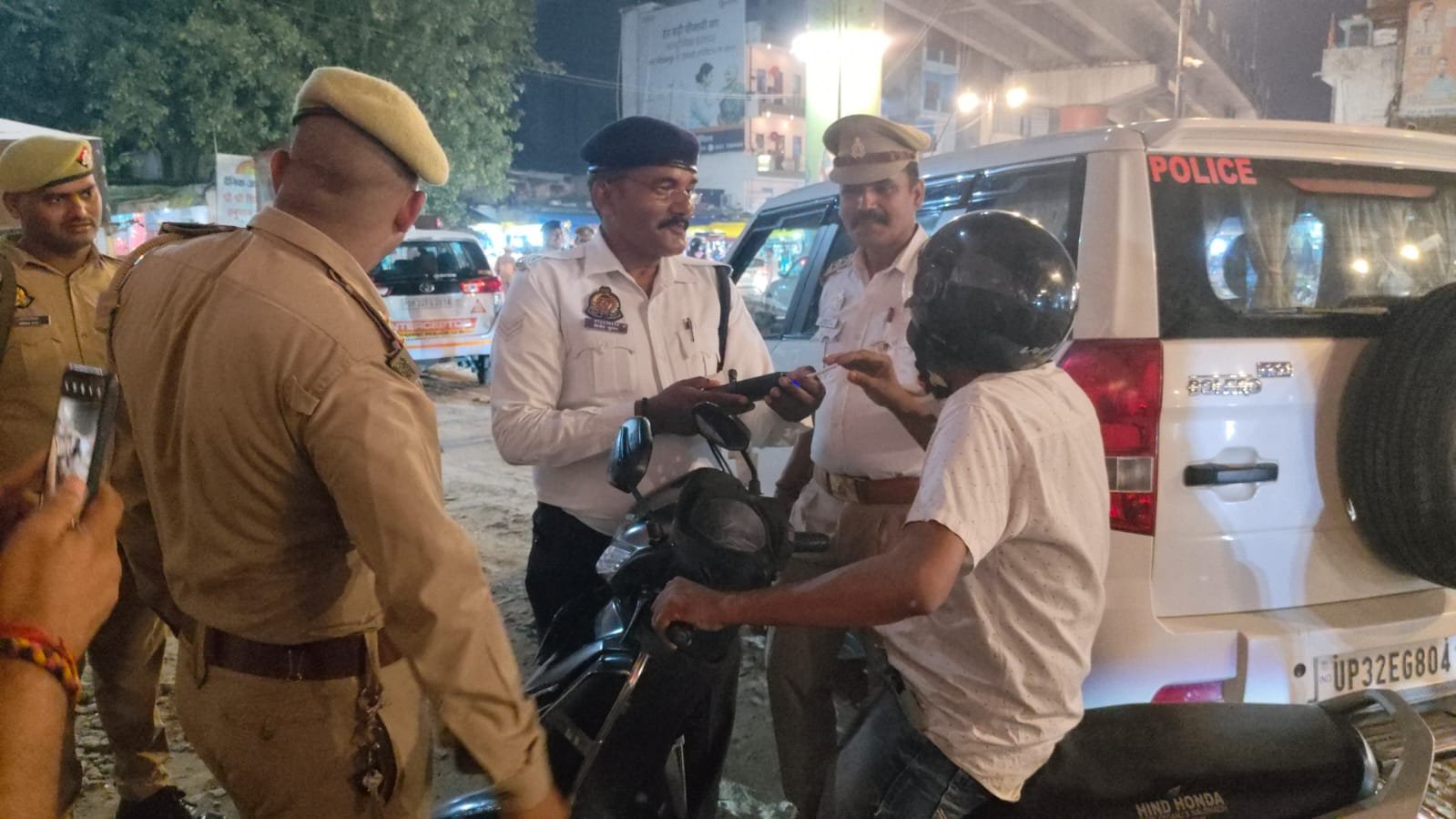 धर्मशाला चौराहे पर यातायात पुलिस का विशेष अभियान