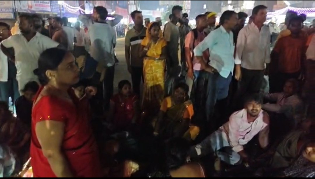 गोरखपुर में दुर्गा प्रतिमा विसर्जन के दौरान बड़ा हादसा, हाईटेंशन लाइन की चपेट में आई ट्रॉली